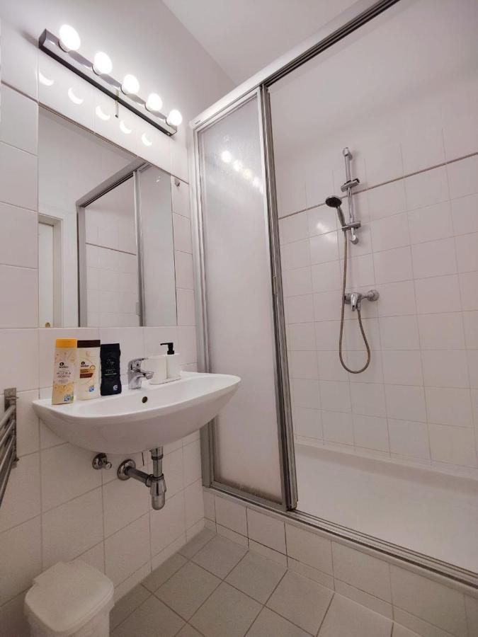 Central Mariahilfer Apartment 4 Min To The City Shopping Center And Schoenbrunn Palace Вена Экстерьер фото
