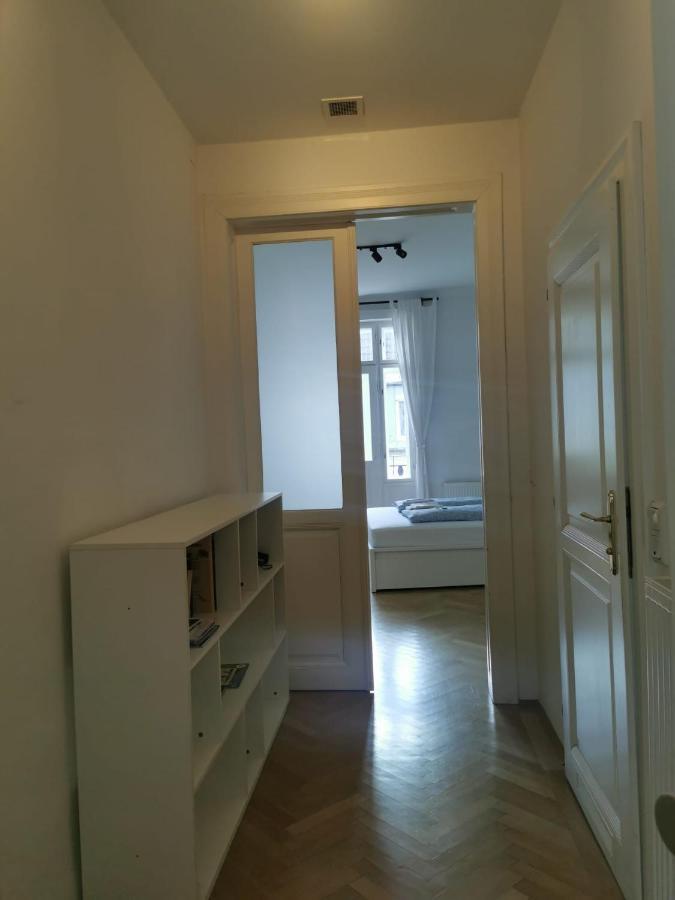 Central Mariahilfer Apartment 4 Min To The City Shopping Center And Schoenbrunn Palace Вена Экстерьер фото