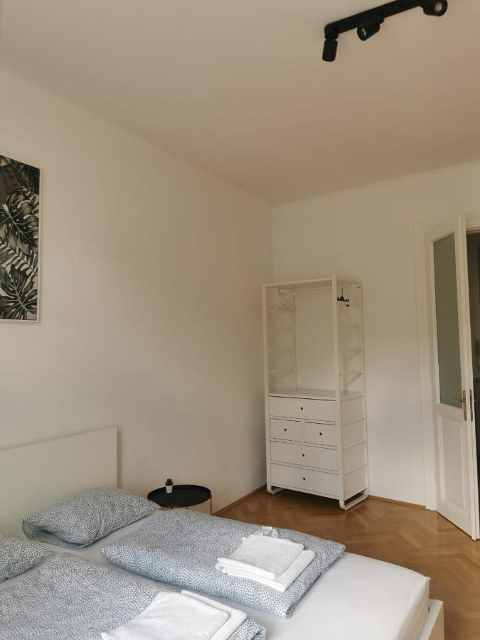 Central Mariahilfer Apartment 4 Min To The City Shopping Center And Schoenbrunn Palace Вена Экстерьер фото