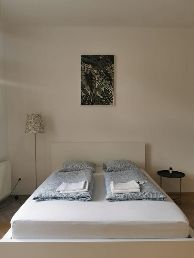 Central Mariahilfer Apartment 4 Min To The City Shopping Center And Schoenbrunn Palace Вена Экстерьер фото