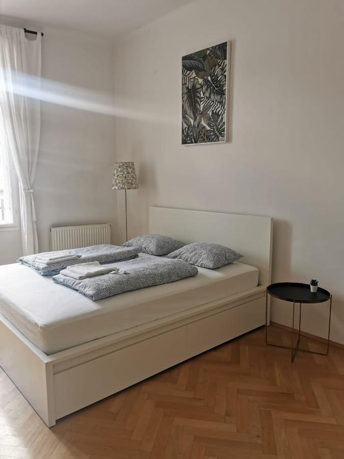Central Mariahilfer Apartment 4 Min To The City Shopping Center And Schoenbrunn Palace Вена Экстерьер фото